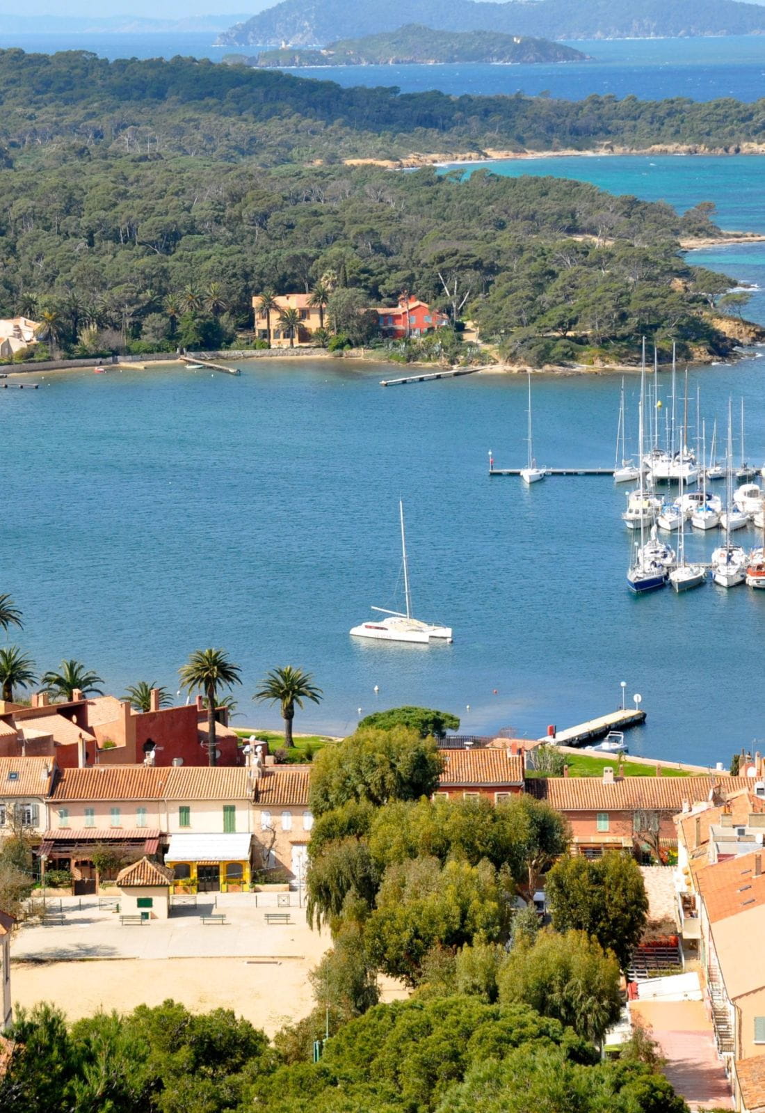 Au pied de la résidence la Gabinière sur la presqu'île de Giens l'embarcadère pour aller sur l'île de Porquerolles.